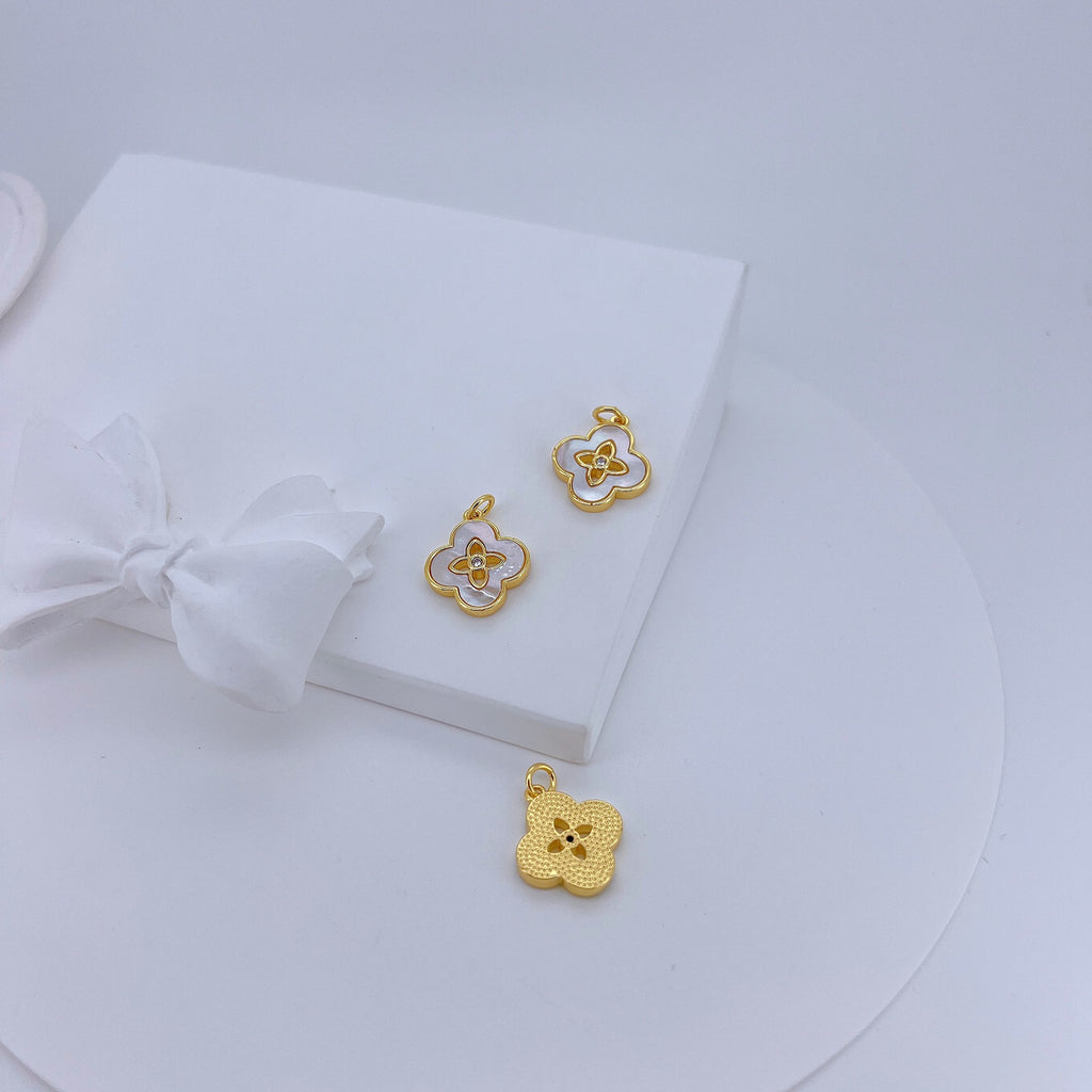 Cross-border hot selling fashion four-leaf clover pendant micro-inlaid zircon turquoise white fritillary necklace female clavicle chain pendant wholesale
