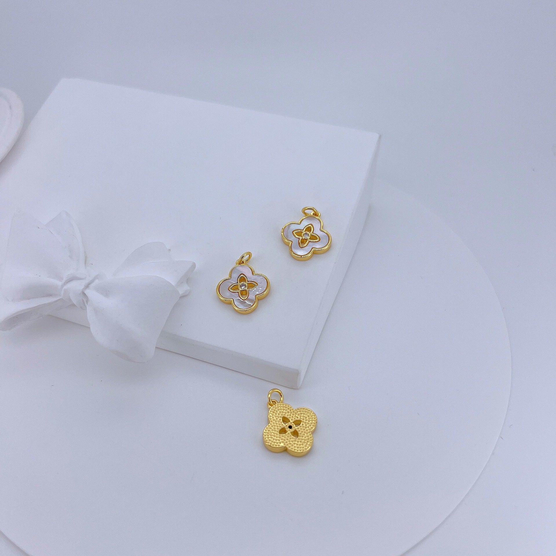 Cross-border hot selling fashion four-leaf clover pendant micro-inlaid zircon turquoise white fritillary necklace female clavicle chain pendant wholesale