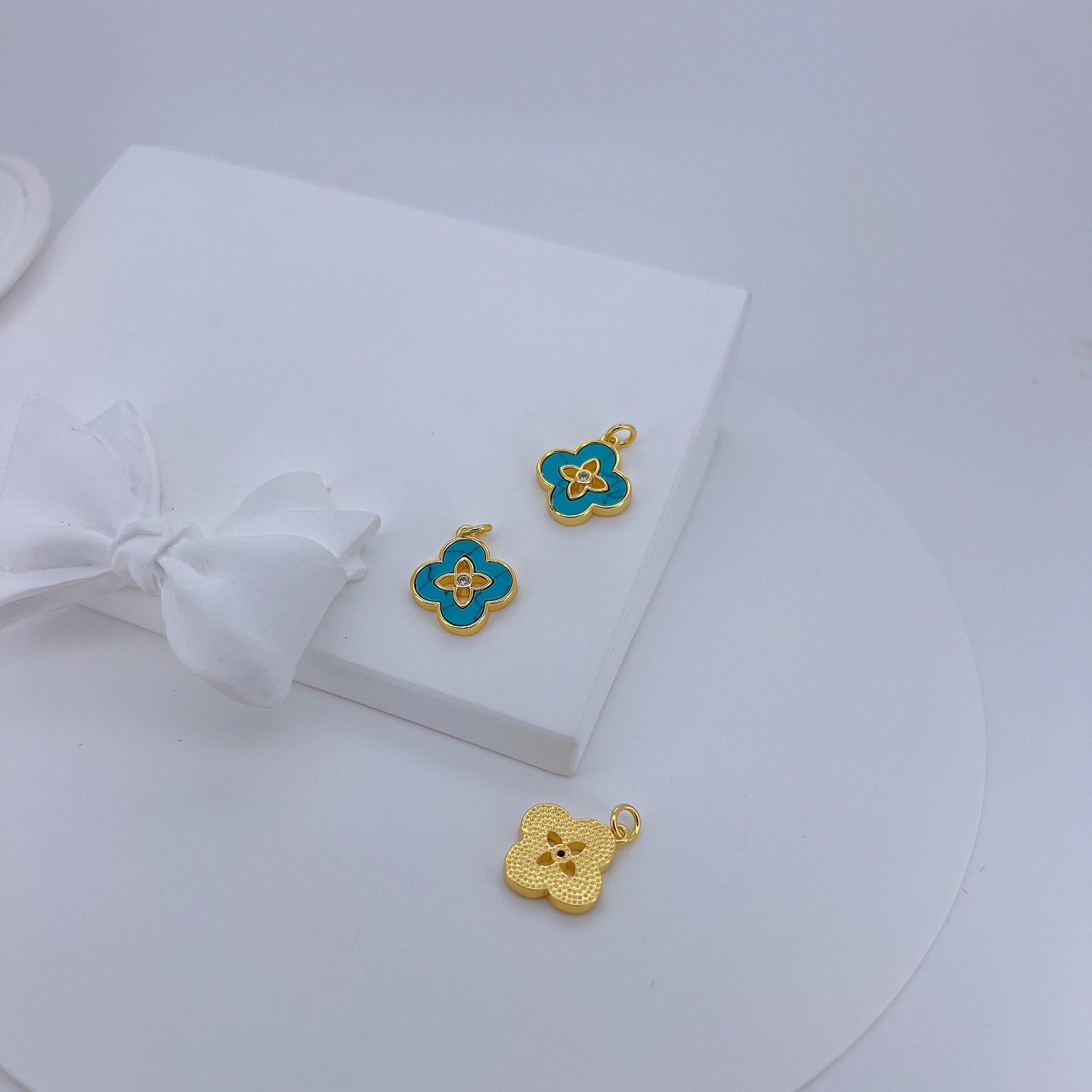 Cross-border hot selling fashion four-leaf clover pendant micro-inlaid zircon turquoise white fritillary necklace female clavicle chain pendant wholesale