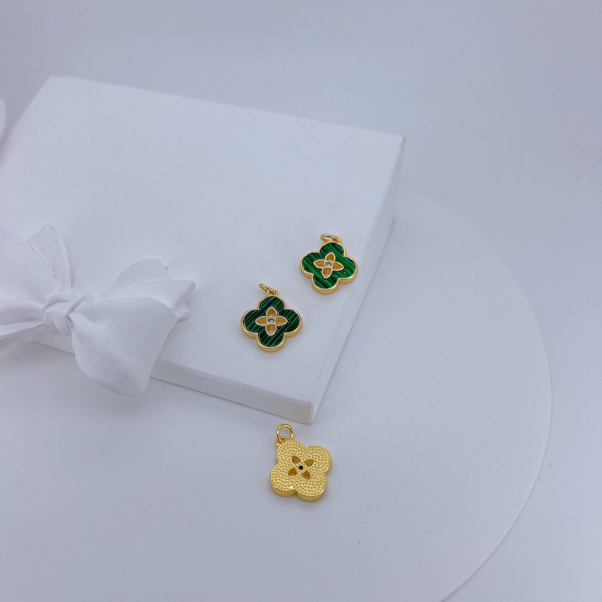 Cross-border hot selling fashion four-leaf clover pendant micro-inlaid zircon turquoise white fritillary necklace female clavicle chain pendant wholesale