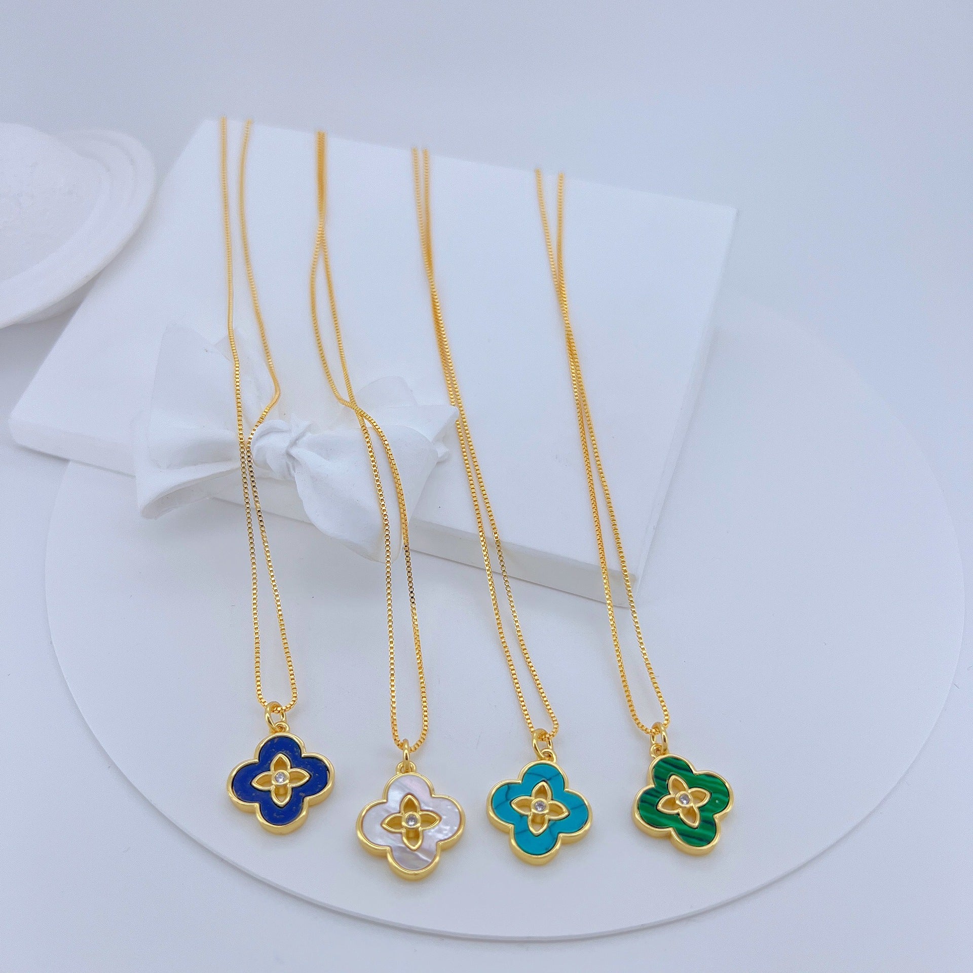 Cross-border hot selling fashion four-leaf clover pendant micro-inlaid zircon turquoise white fritillary necklace female clavicle chain pendant wholesale