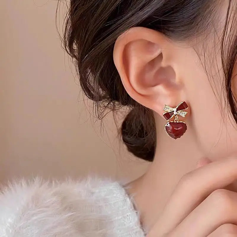 Boucles d'Oreilles Pendantes Nœud & Cristal Coeur Rouge - Bijou Romantique
